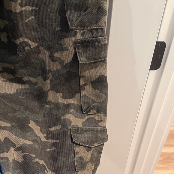 Camo Wide Leg Cargo Jeans - Picture 7 of 8